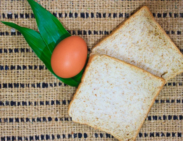 Cornflakes ontbijt, brood met ei — Stockfoto