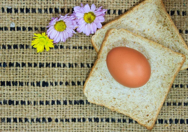 Desayuno de copos de maíz, pan con huevo — Foto de Stock