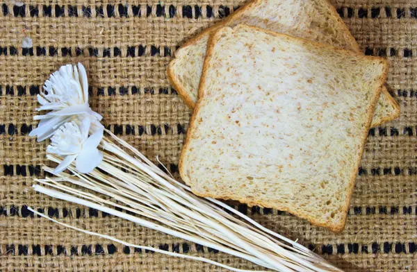 Pan sobre mesa de madera — Foto de Stock