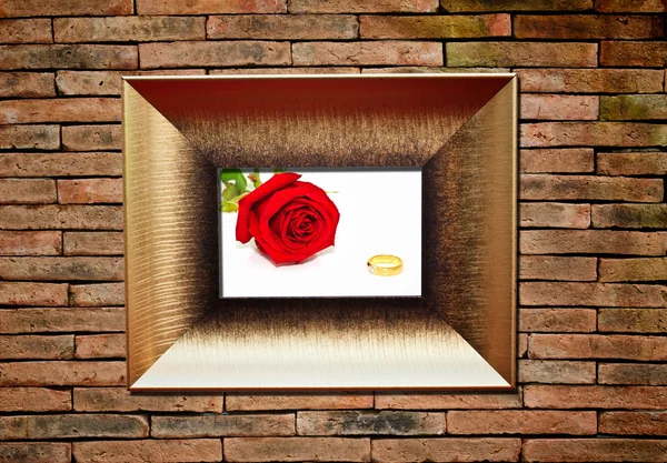Květina v rámečku obrázku na brickwall — Stock fotografie