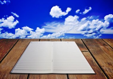 ahşap plakalar üzerinde mavi bulutlar sky.book altında güzel deniz manzarası