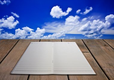 ahşap plakalar üzerinde mavi bulutlar sky.book altında güzel deniz manzarası