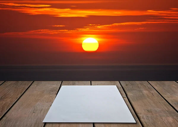 Βιβλίο για το ξύλινο πάτωμα με το ηλιοβασίλεμα — Φωτογραφία Αρχείου