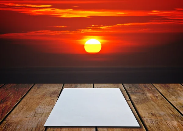 Gün batımı ile ahşap zemin üzerinde kitap — Stok fotoğraf