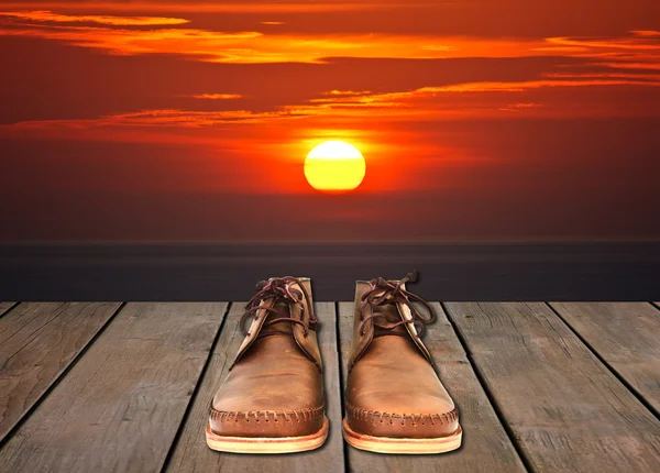 日没の背景を持つ靴 — ストック写真