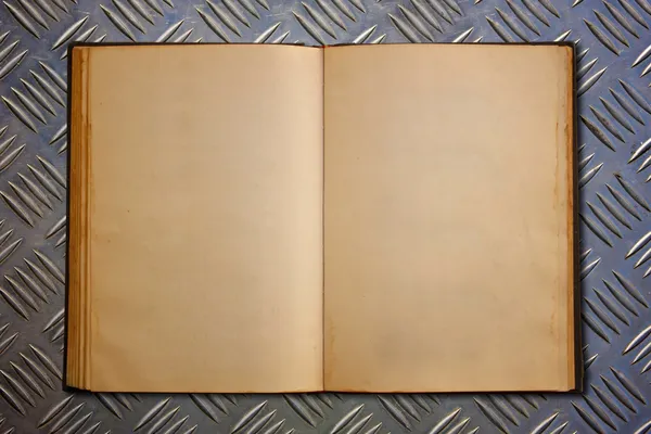 metal arka üstünde defter