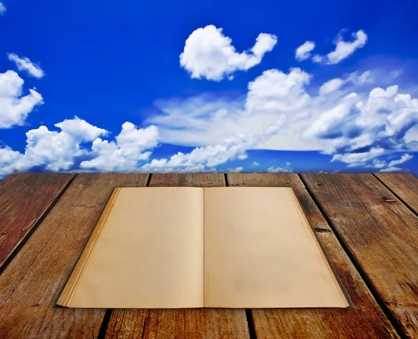 Paisaje marino de belleza bajo el cielo de nubes azules.Libro sobre tablones de madera —  Fotos de Stock