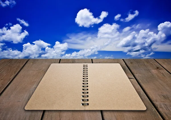 Paisaje marino de belleza bajo el cielo de nubes azules.Libro sobre tablones de madera —  Fotos de Stock