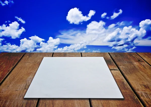 Schoonheid zeegezicht onder blauwe wolken sky.book op houten planken — Stockfoto