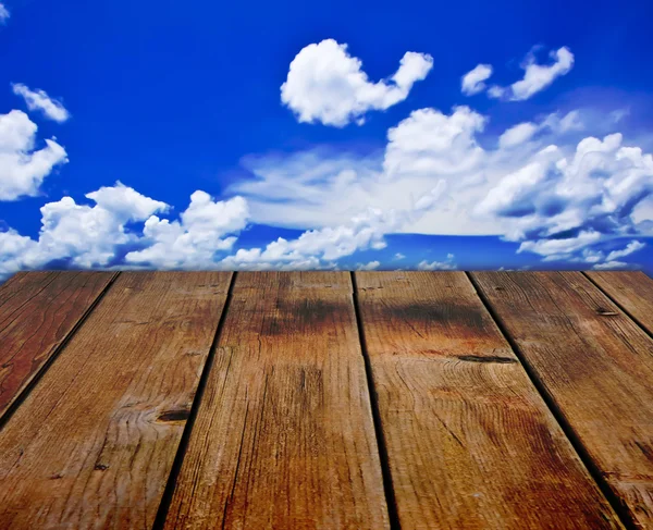 Staré dřevěné podlahy a zatažená obloha — Stock fotografie