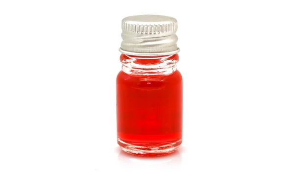 Bouteille d'huile rouge isolée sur blanc — Photo