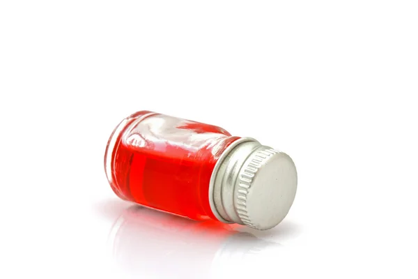 Бутылка красного масла изолированы на белом — стоковое фото