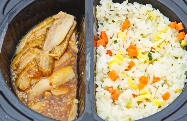 Carne al curry con arroz en caja negra — Foto de Stock