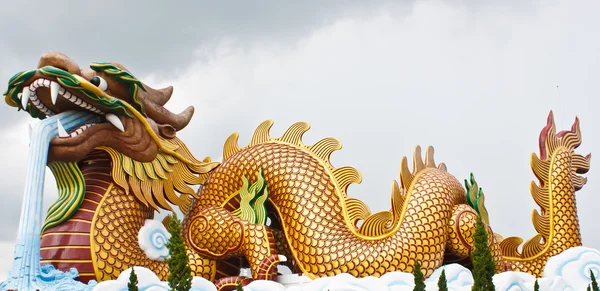 Dragón Dorado, provincia suphanburi, en medio de Tailandia —  Fotos de Stock