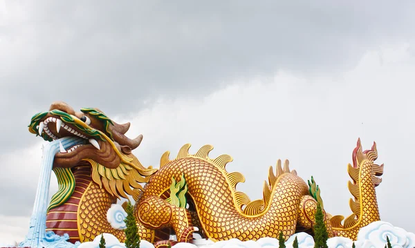 Dragón Dorado, provincia suphanburi, en medio de Tailandia —  Fotos de Stock