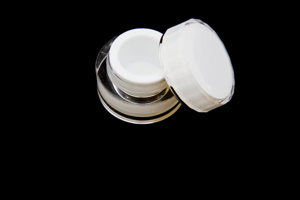 Recipiente cosmético en blanco en negro aislado — Foto de Stock
