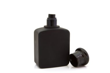 yalıtılmış zemin üzerine siyah parfüm şişesi