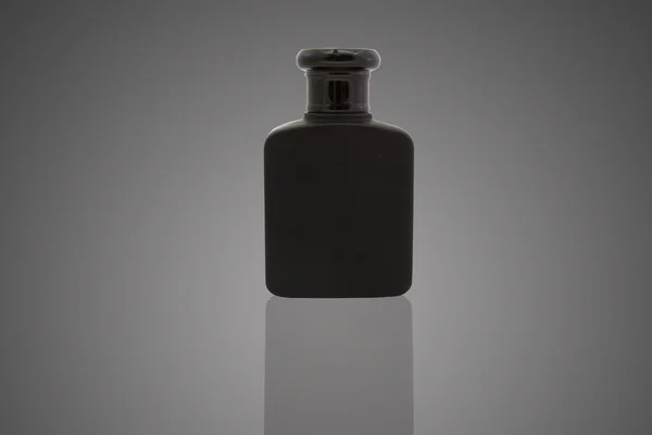 Zwarte parfumfles op geïsoleerde achtergrond met pad — Stockfoto
