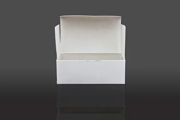 Открытая картонная коробка изолирована на изолированной — стоковое фото