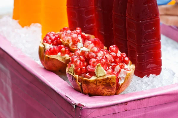 Un melograno di frutto su ghiaccio — Foto Stock