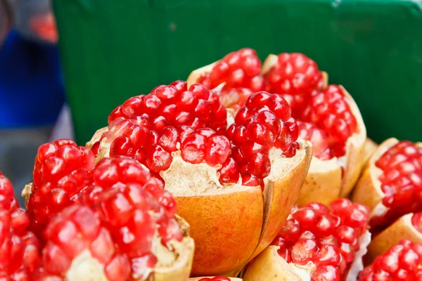 Un fondo di melograni di frutto maturo — Foto Stock