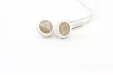 Beyaz bir arka plan üzerinde izole kulak telefon