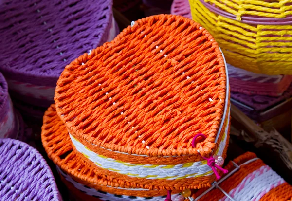 Orange hjärta låda gåva på marknaden — Stockfoto