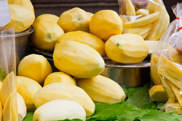 Groep van vers geschilde mango's met ijs — Stockfoto