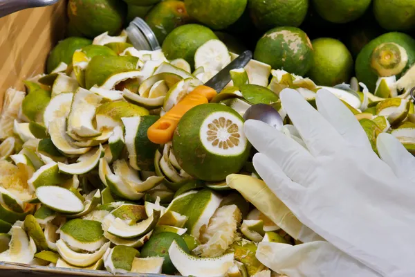 Peel en schijfje citroen — Stockfoto