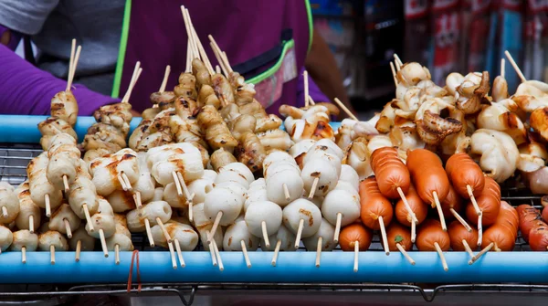 Několik thajské maso ball s bambusovou holí, thajské jídlo — Stock fotografie