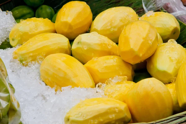 Groep van vers geschilde mango's met ijs — Stockfoto