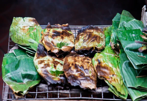 Grilling Glutinous rice or sticky rice — Stock Photo, Image