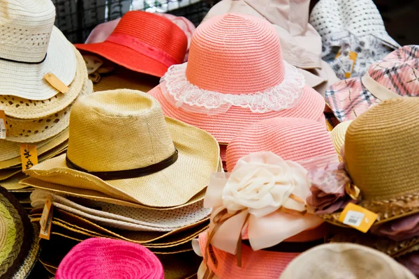 Foto del sombrero en el mercado — Foto de Stock