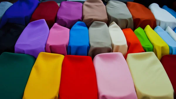 Image de fond textile coloré, pile de tissu plié lumineux — Photo