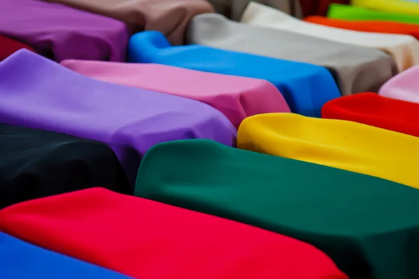 Imagem de fundo têxtil colorido, Pilha de pano dobrado brilhante — Fotografia de Stock