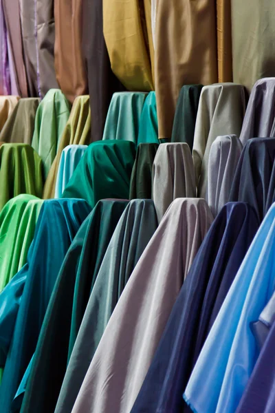 Obraz włókienniczych kolorowe tło, kupie jasne tkaniny składany — Zdjęcie stockowe