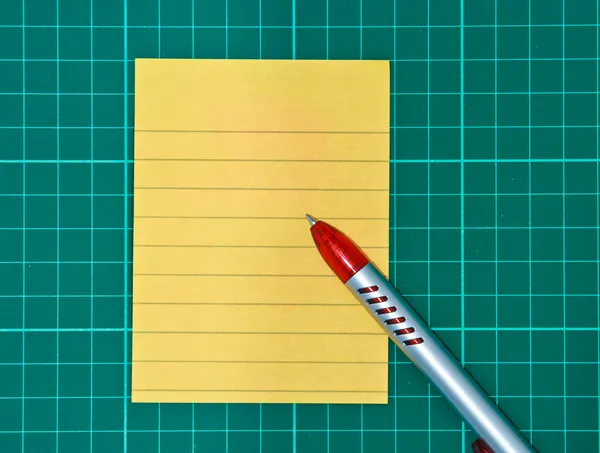 Nota pegajosa amarela e caneta — Fotografia de Stock