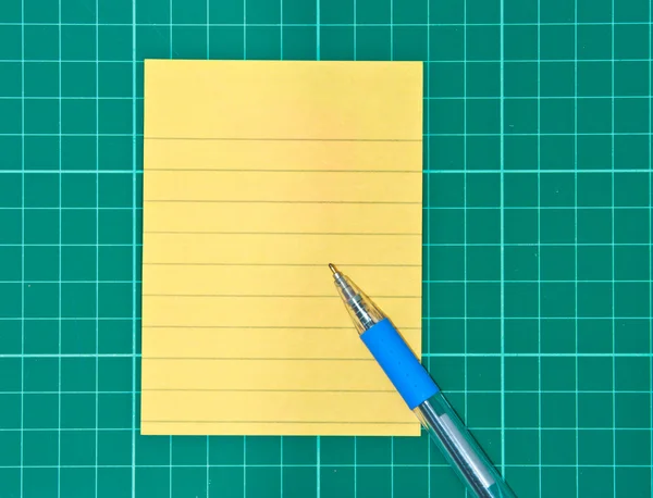 Yellow sticky note and pen — Stock Photo, Image