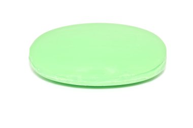 beyaz zemin üzerine yeşil sabun