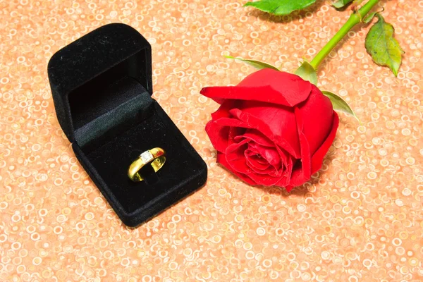 Ringe auf einem Hintergrund aus Rosen — Stockfoto