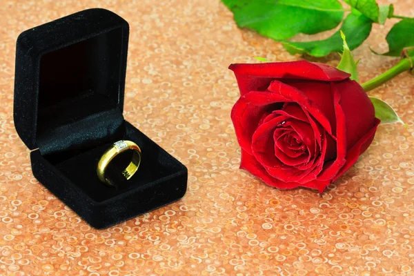 Ringe auf einem Hintergrund aus Rosen — Stockfoto