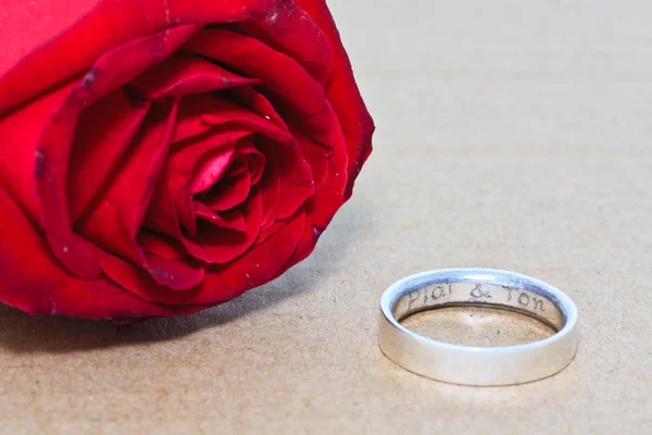 Ringe auf einem Hintergrund aus Rosen — Stockfoto
