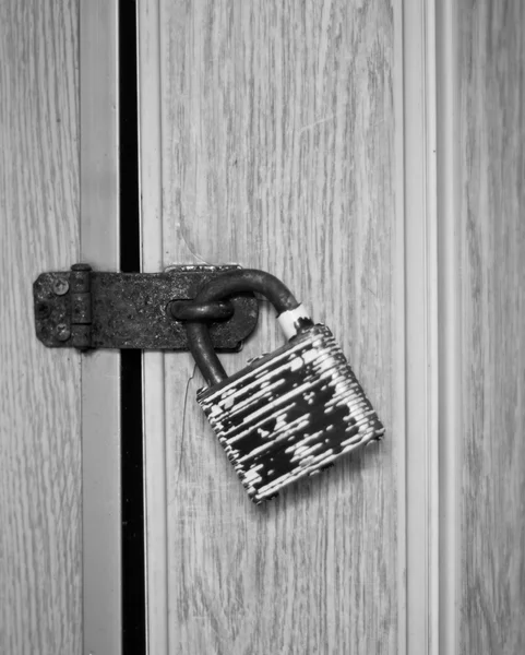 Old padlock on a wooden door — Stock Photo, Image