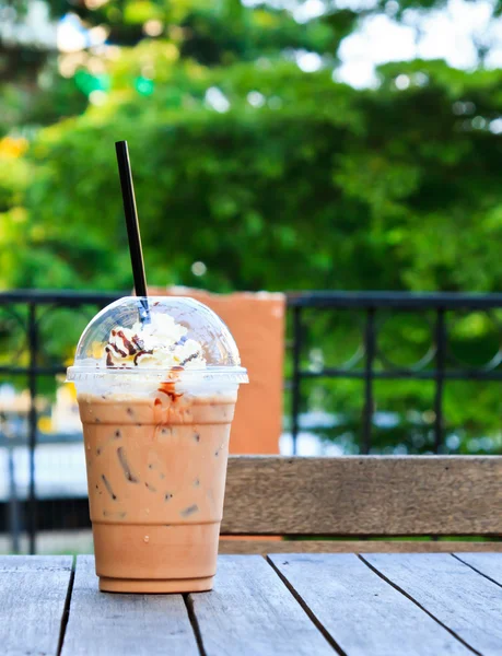 Koffie op de houten tuinmeubelen — Stockfoto