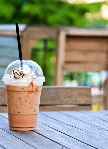 Koffie op de houten tuinmeubelen — Stockfoto