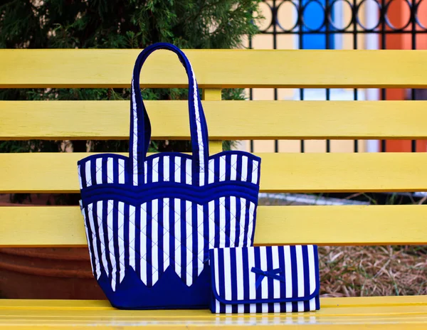 Luksusowe torebki damskie na stole w ogrodzie — Zdjęcie stockowe