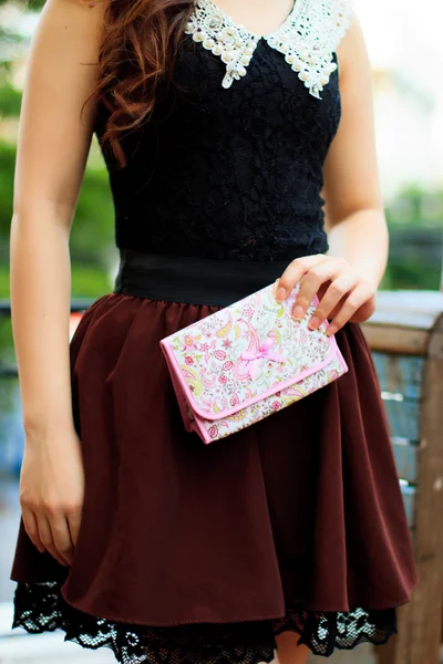 Retrato de mujer joven y feliz llevando bolso de hombro — Foto de Stock