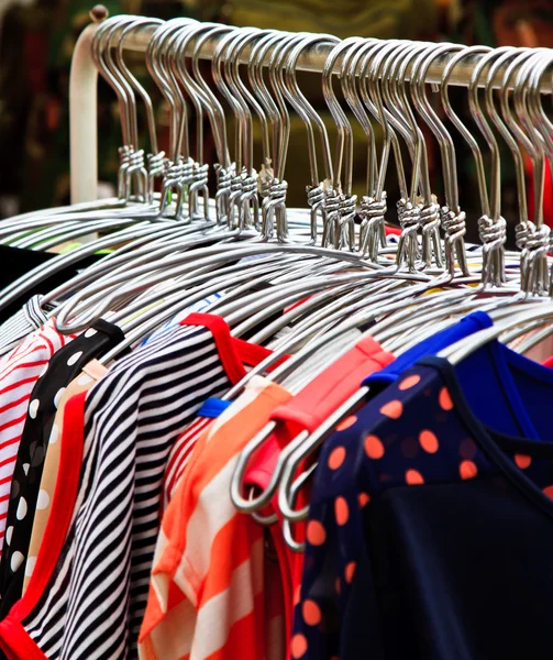 Colores del arco iris. Variedad de camisas casuales en perchas — Foto de Stock