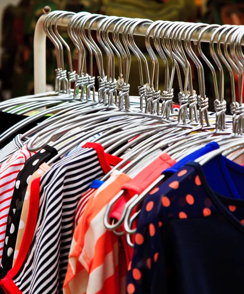 Colores del arco iris. Variedad de camisas casuales en perchas — Foto de Stock