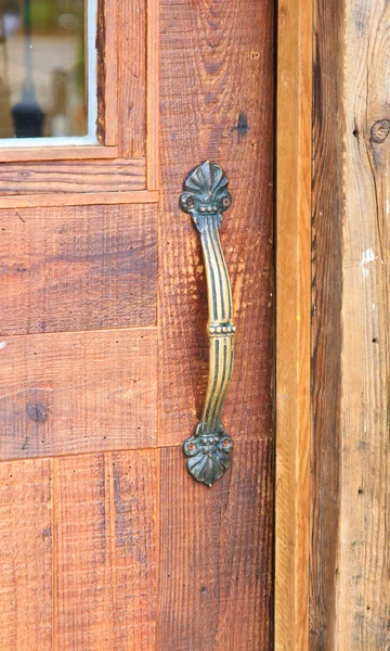 Деревянная дверь с металлической ручкой — стоковое фото